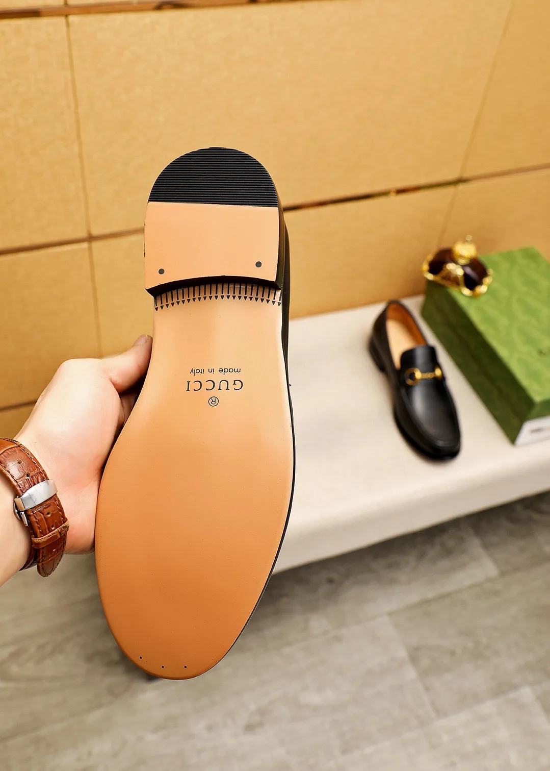 Men's shoes 💰480 💐 Product trademark: GUCCI "Gucci" casual leather shoes Regular size: 38-44 (45.46.47🉑️customized) Product materials: Selected imported first-layer calfskin upper + classic hardware buckle, imported cowhide leather lining. Strong three-dimensional visual effect, original combination outsole Color: 2⃣️colors available